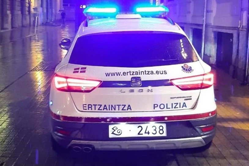 Lanean ari ez zen ertzain batek hainbat lankideri eraso die Bilbon