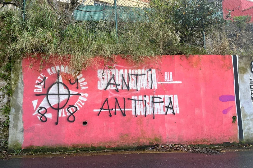 Plentzian, GKSk egindako mural bati eraso diote