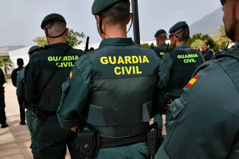 160.000 guardia zibilen eta militarren nortasuna filtratu dute