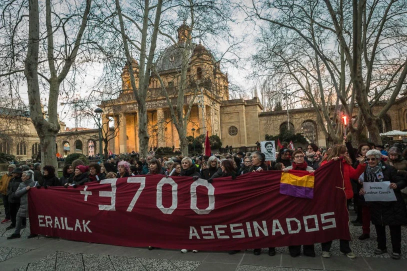 Manifestazio jendetsua Iruñean, Erorien Monumentu frankista bota dezatela exijitzeko