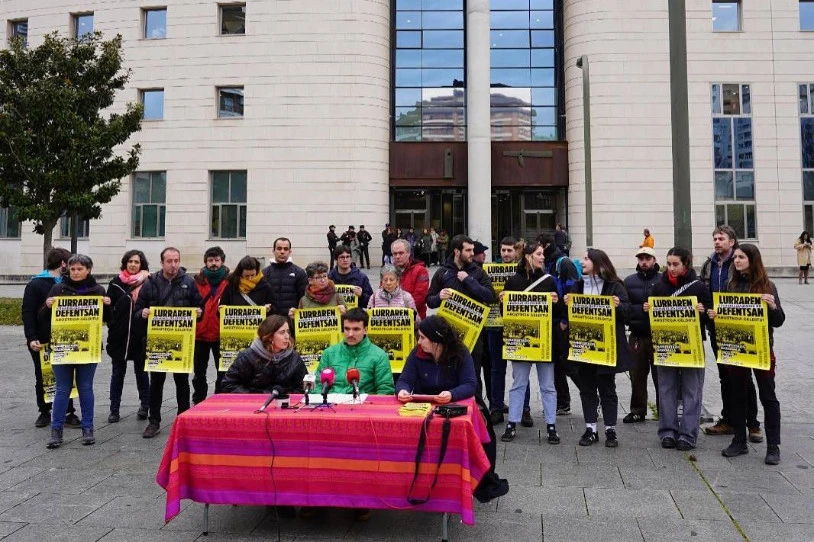 Otsailaren 1ean, lurraren defentsaren kriminalizazioaren kontra mobilizatuko dira Iruñean