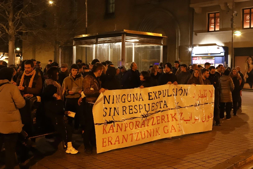 Pertsona migranteen kontrako jazarpena eta kanporatzeak salatu dituzte Iruñean