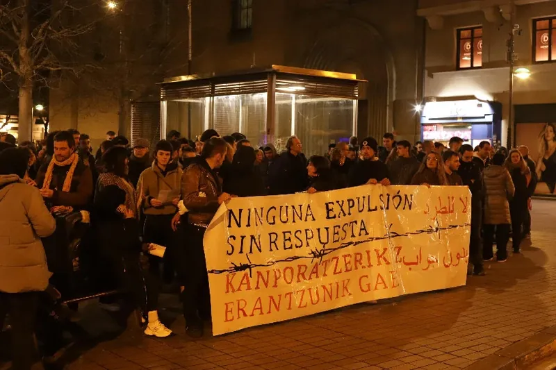 Pertsona migranteen kontrako jazarpena eta kanporatzeak salatu dituzte Iruñean
