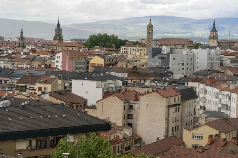 Bikotekide ohiak emakume bati eta bere semeari eraso die Gasteizen