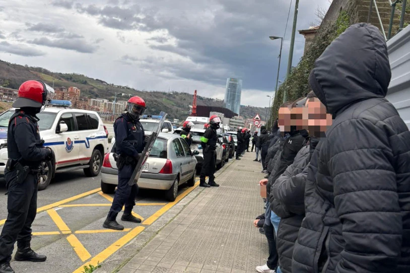 Ertzaintzak Athleticeko zaleak jazarri ditu berriz