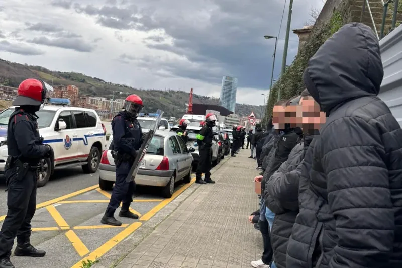 Ertzaintzak Athleticeko zaleak jazarri ditu berriz