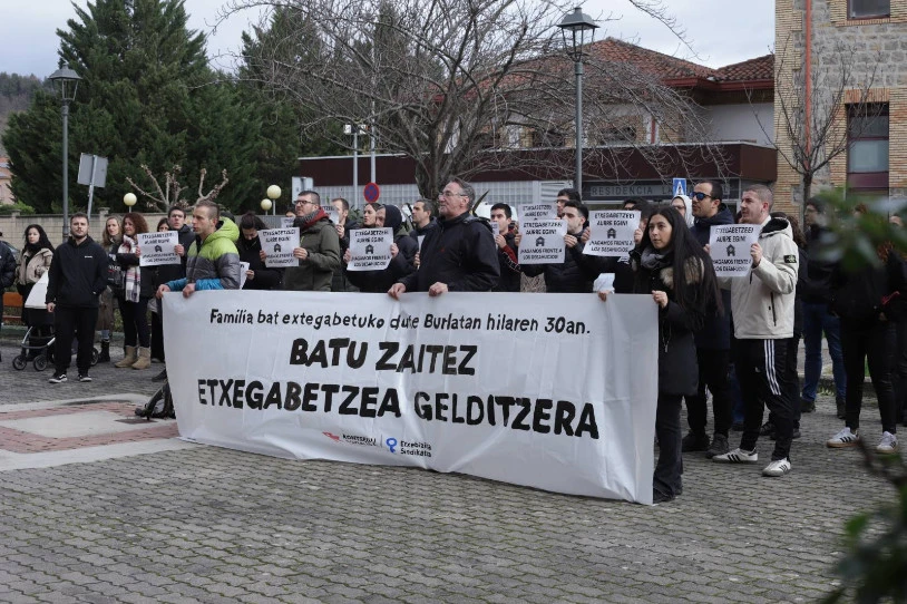 Burlatako gizarte-zerbitzuetan protesta egin dute, ostegunerako ezarrita dagoen etxegabetzearen kontra