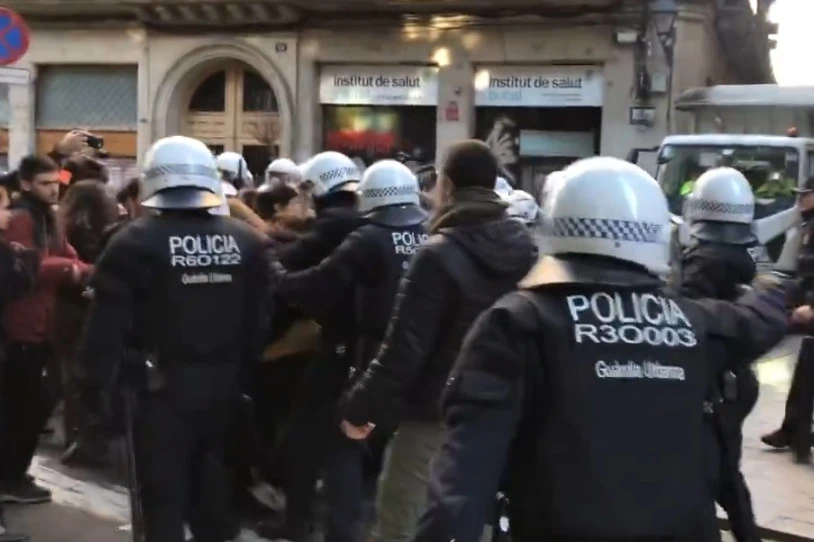 Bartzelonako Antiga Massana desalojatu dute mossoek eta udaltzainek, aurrez jakinarazi gabe