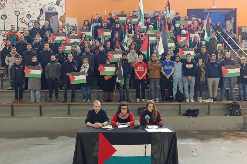Maccabik Gasteizen hitzartuta daukan partidaren kontra, manifestu bat egin dute