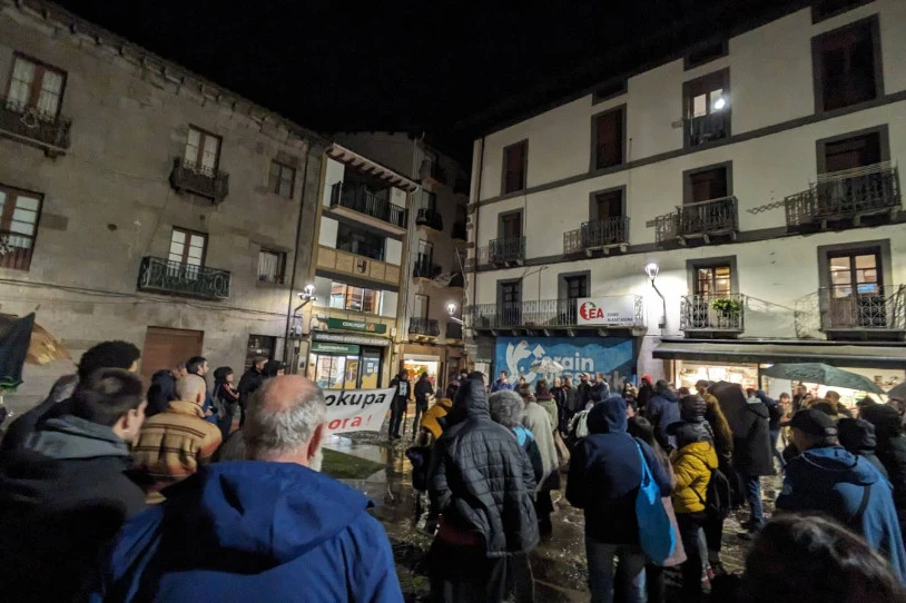 Desokupazio-enpresen kontra mobilizatu dira Soraluzen, epaitegiko deklarazioaren atarian