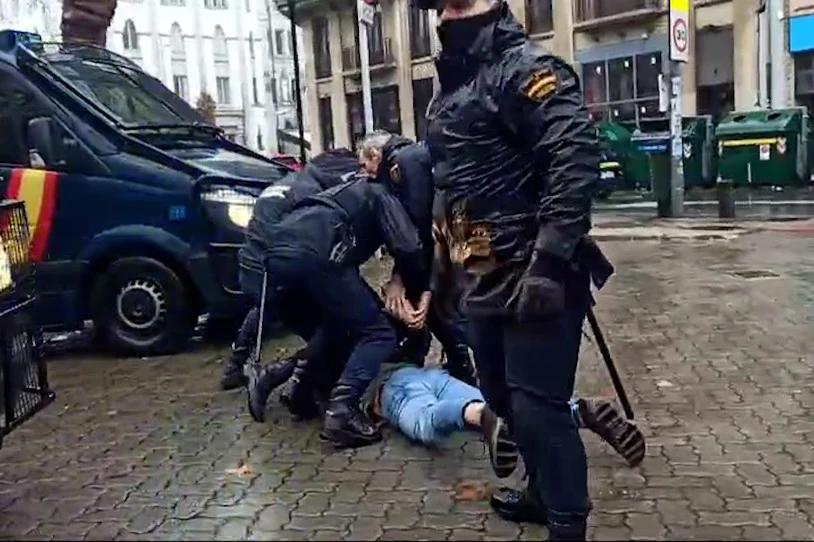 Irakasle bat atxilotu dute Iruñean, hezkuntzako greban