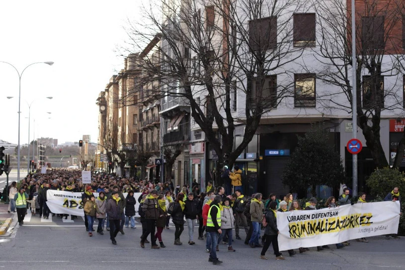 Aroztegiko auzipetuekin elkartasunez, milaka lagun mobilizatu dira Iruñean