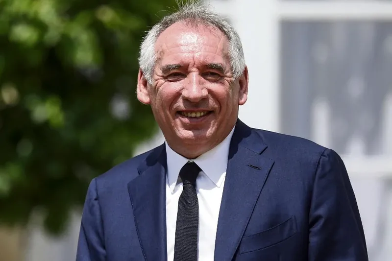 Bayrouk parlamentuaren babesik gabe inposatu nahi ditu aurrekontuak