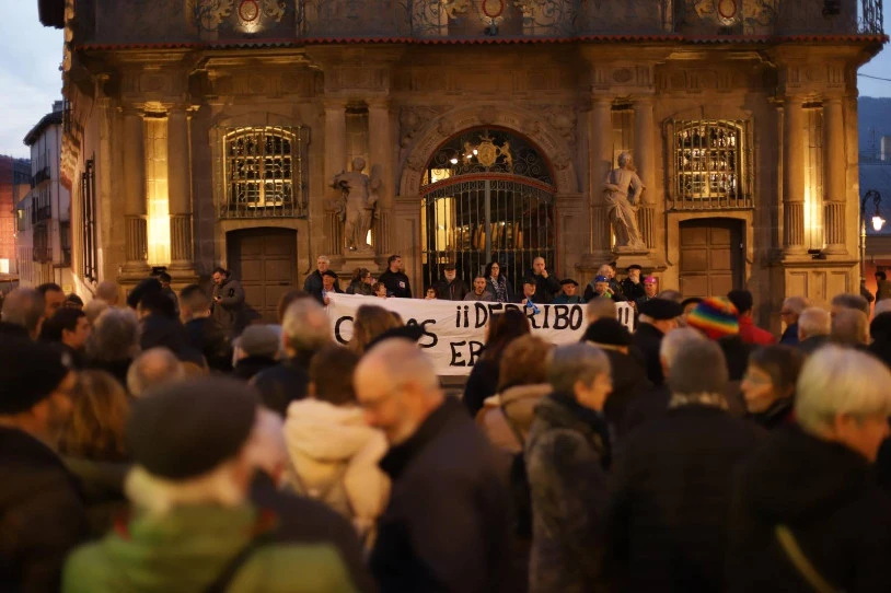 Iruñean, berriz eskatu dute Erorien Monumentu frankista bota dezatela