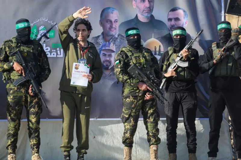 Hamasek modu mugagabean atzeratu du presoak askatzea, Israelgo Estatuak su-etena urratu duelako