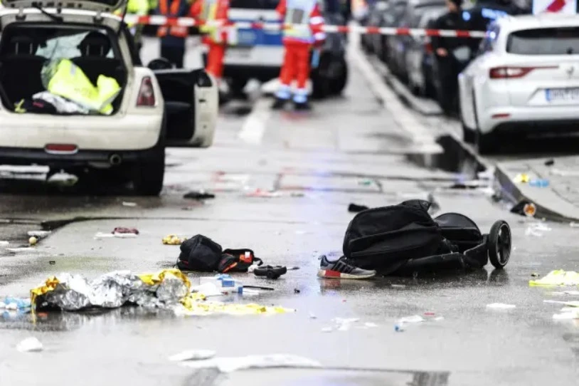 Munichen, manifestazio sindikal bat harrapatu eta gutxienez 21 pertsona zauritu ditu gizon batek
