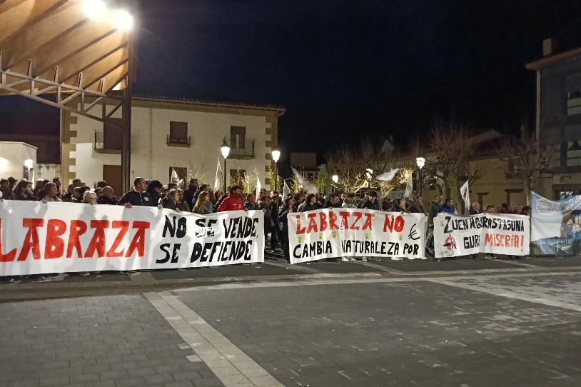 Labrazako parke eolikoari ezetz esan diote protesta batean