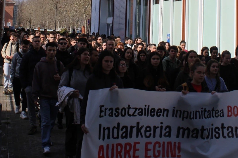 Erasotzaile matxisten inpunitatearen kontra mobilizatu dira Gasteizko campusean