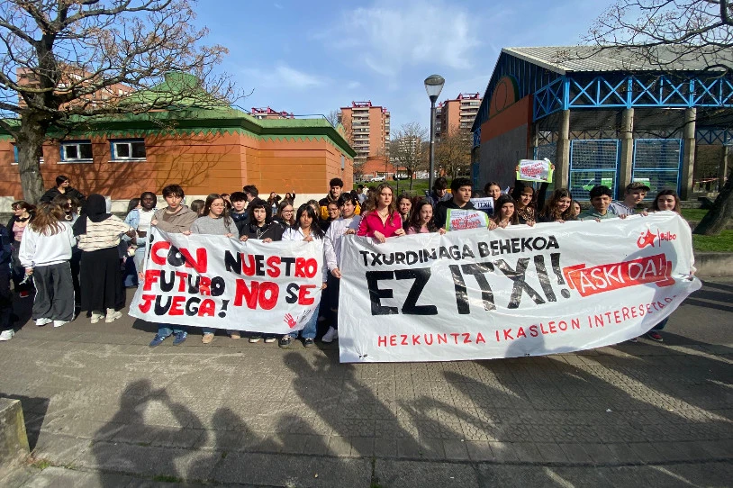 Bilboko Txurdinaga Behekoa ikastetxearen itxierari ezetz esan diote ikasleek
