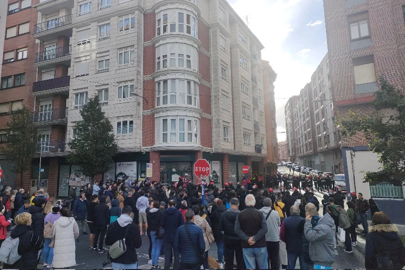 Astrabuduan, familia bat jazartzen ari da desokupazio-enpresa bat