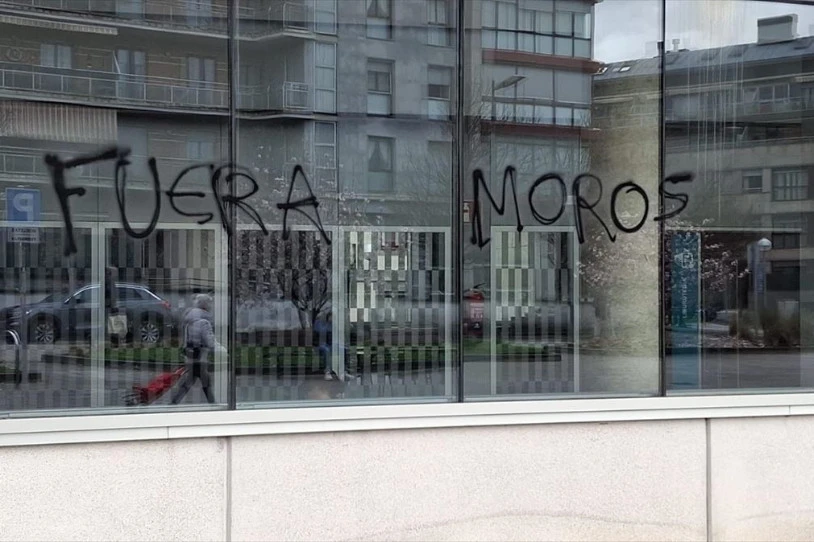 Pintaketa arrazistak egin dituzte Irungo Adiskidetuak elkartean