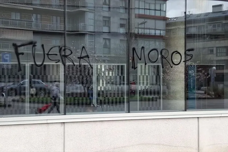 Pintaketa arrazistak egin dituzte Irungo Adiskidetuak elkartean
