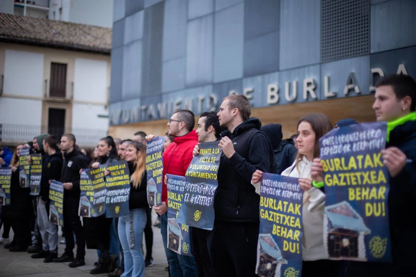 Burlatako Gaztetxea bermatzeko irtenbide erreal bat exijitu diote udalari