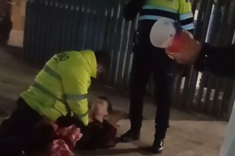 Renfeko segurtasun-agente batek gazte bati eraso dio, euskaraz hitz egiteko eskatzean