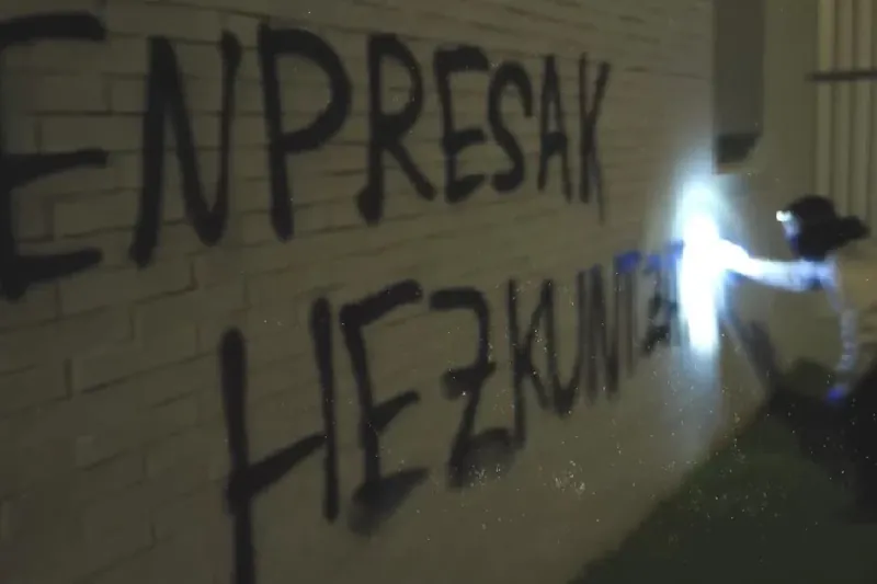 Enpresak hezkuntzatik kanporatu behar direla aldarrikatu dute hainbat ikaslek Bizkaian eta Nafarroan