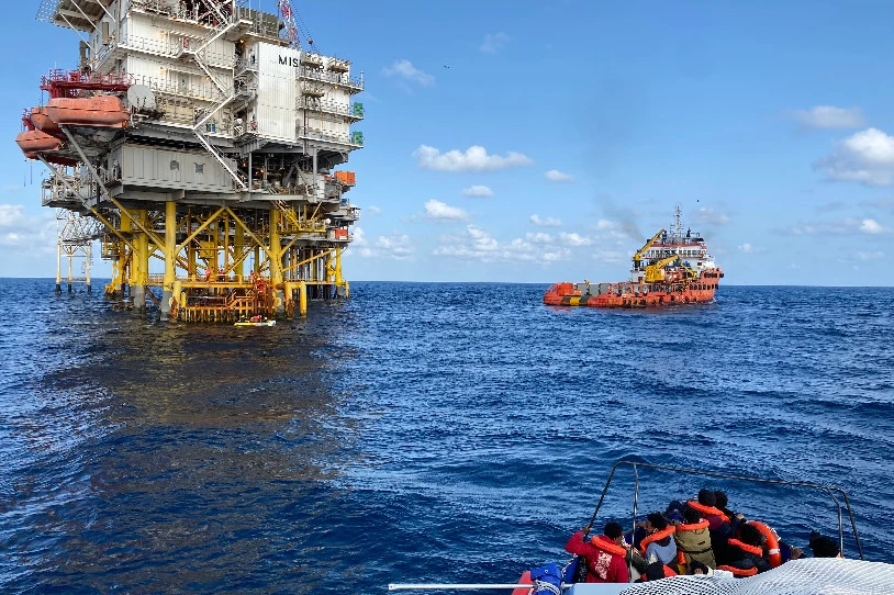 32 pertsonak lau egun eman dituzte Mediterraneoko plataforma batean harrapaturik