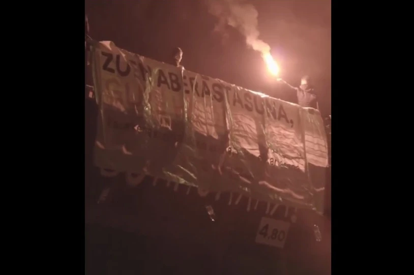 Lau garraiolari hil dira lan-istripuz Fiteron, bi kamioik talka eginda