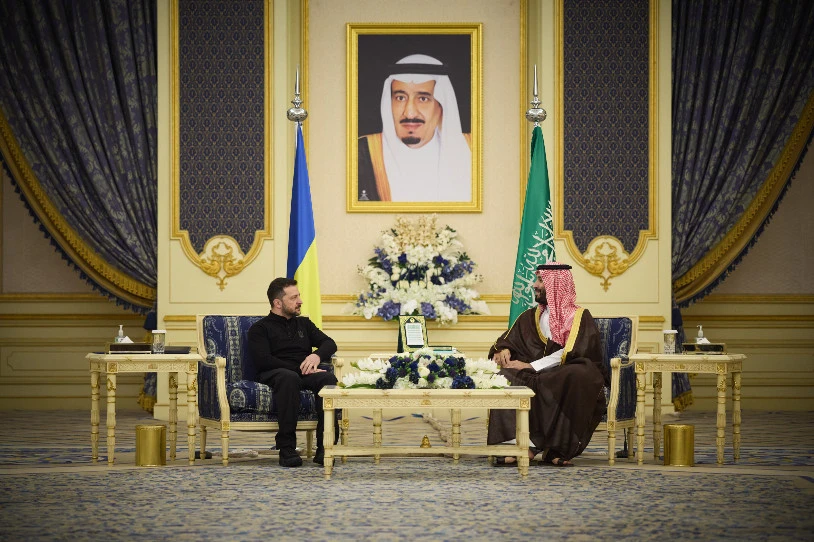 Ukrainako eta AEBetako ordezkaritzak negoziatzen hasi dira Saudi Arabian