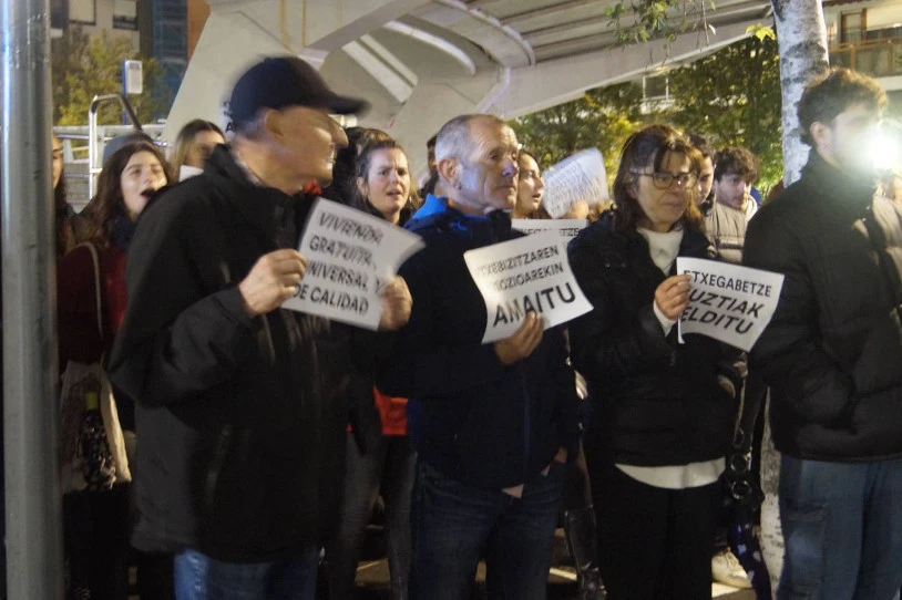 Astrabuduan, familia bat etxegabetu nahian segitzen du desokupazio-talde batek
