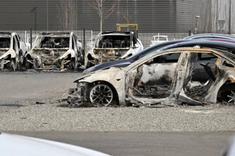 Teslaren aurkako erasoak Europan eta AEBetan