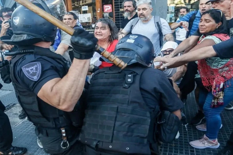 Jubilatuen mobilizazioa bortizki erreprimitu du Argentinako Gobernuak