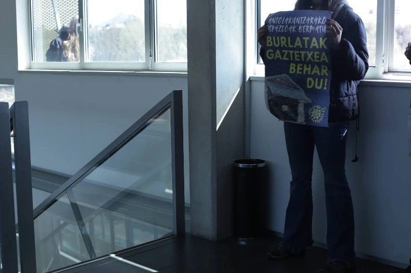 Burlatako udaletxean kateaturik daude bi gazte, Gaztetxearen defentsan