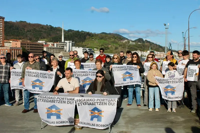 Escalerillaseko bizilagunek jaso dituzte jada euren etxetik botatzeko demanda judizialak