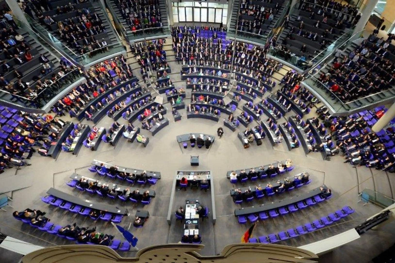 Alemaniak Konstituzioaren erreforma onartu du, gastu militarra handitzeko