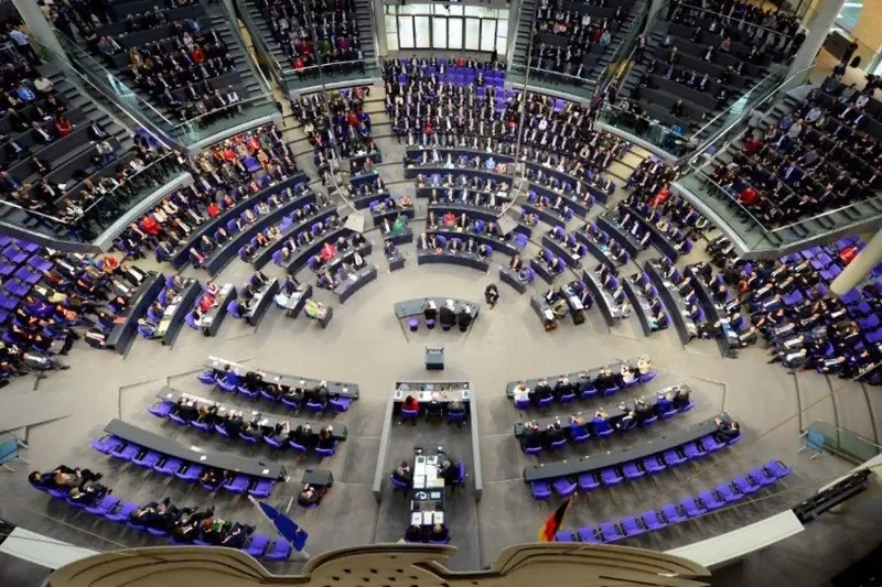 Alemaniak Konstituzioaren erreforma onartu du, gastu militarra handitzeko