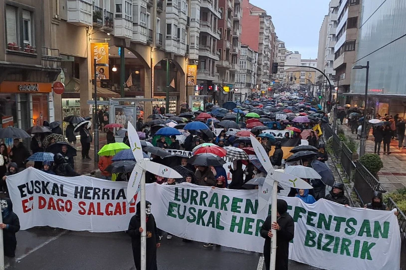Lurraren defentsan, manifestazio jendetsua egin dute Gasteizen