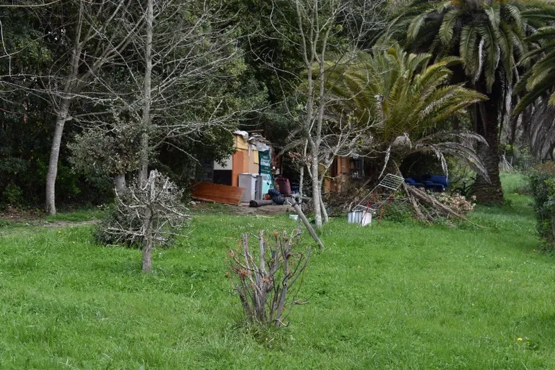 Donostian, hainbat gaztek bizitzeko egindako txabolak bota ditu udalak