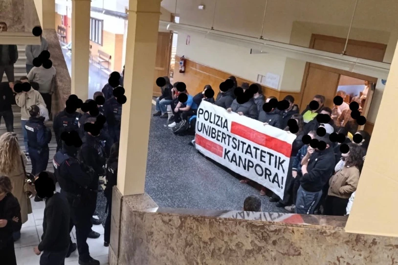 Bilbon, EHUk Ertzaintzarekin antolatutako hitzaldi bat bertan behera geratzea lortu dute ikasleek