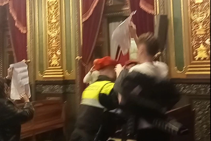 Udalbatzarra moztu dute Bilbon, gobernuak Etxarri Gaztetxearen desalojoan duen erantzukizuna salatzeko