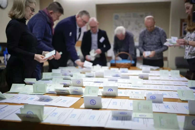 Estonian, hauteskundeetan bozkatzea debekatu diete Errusiako eta Europar Batasunetik kanpoko milaka herritarri