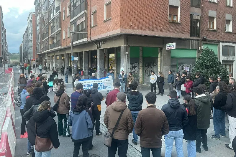 Bi pertsonaren etxegabetzea salatu dute Astrabuduan