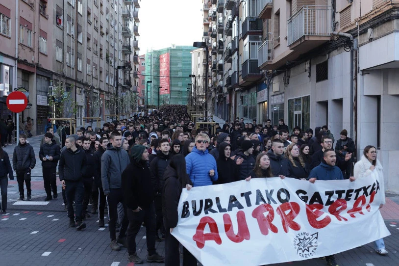 Burlatan ere, Gaztetxearen alde mobilizatu da jendetza
