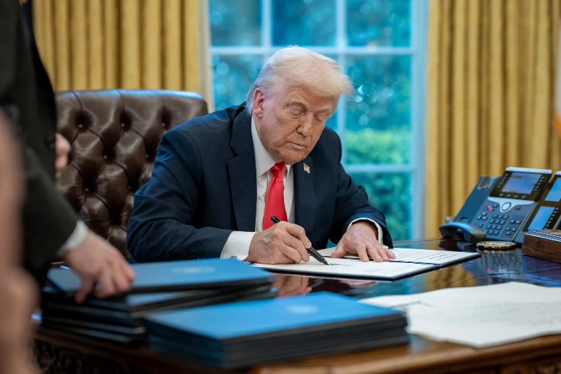 Mundu mailako gerra komertzial bat iragarri du Trumpek