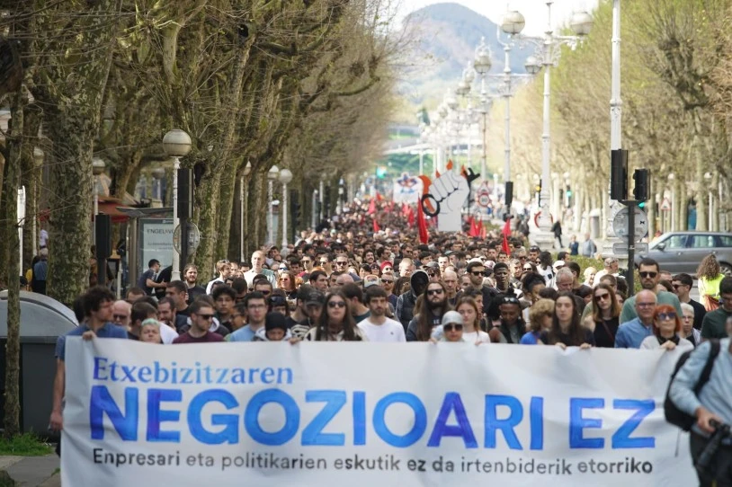 Milaka lagun mobilizatu dira Donostian, etxebizitzaren negozioari ezetz esateko