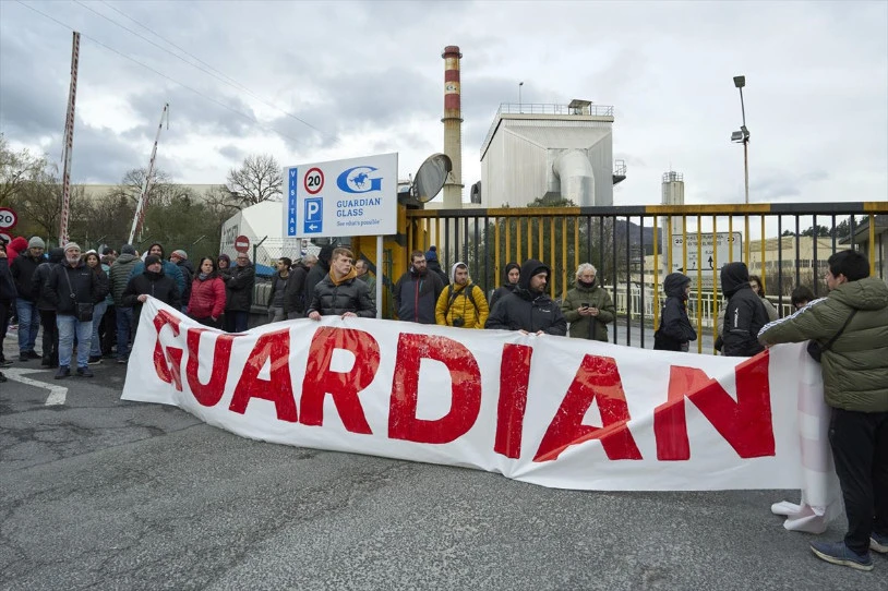Guardianeko langileen gehiengoak enpresaren itxiera onartu du