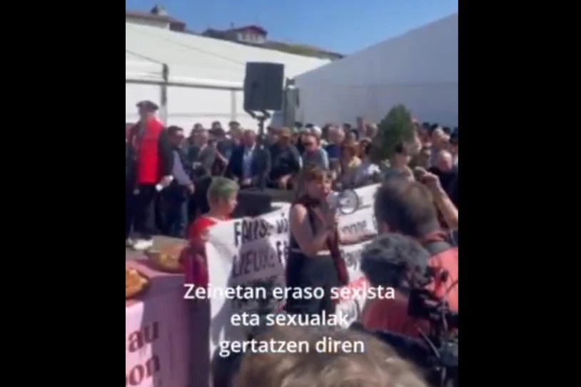 Baionako Herriko Etxearen ekitaldi bat eten du Itaiak, indarkeria matxistaren erantzule dela salatzeko
